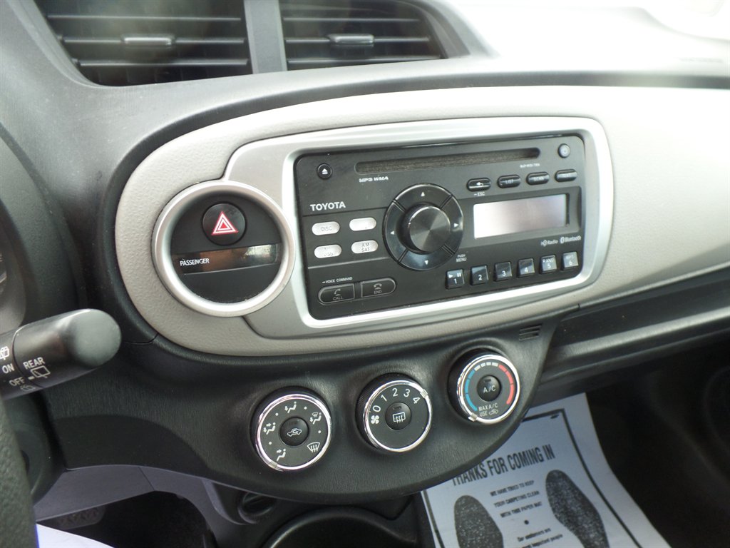 Toyota Yaris photo 13
