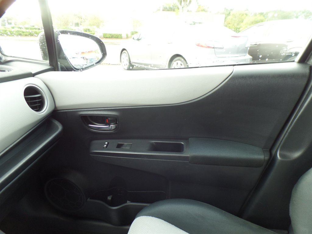 Toyota Yaris photo 12