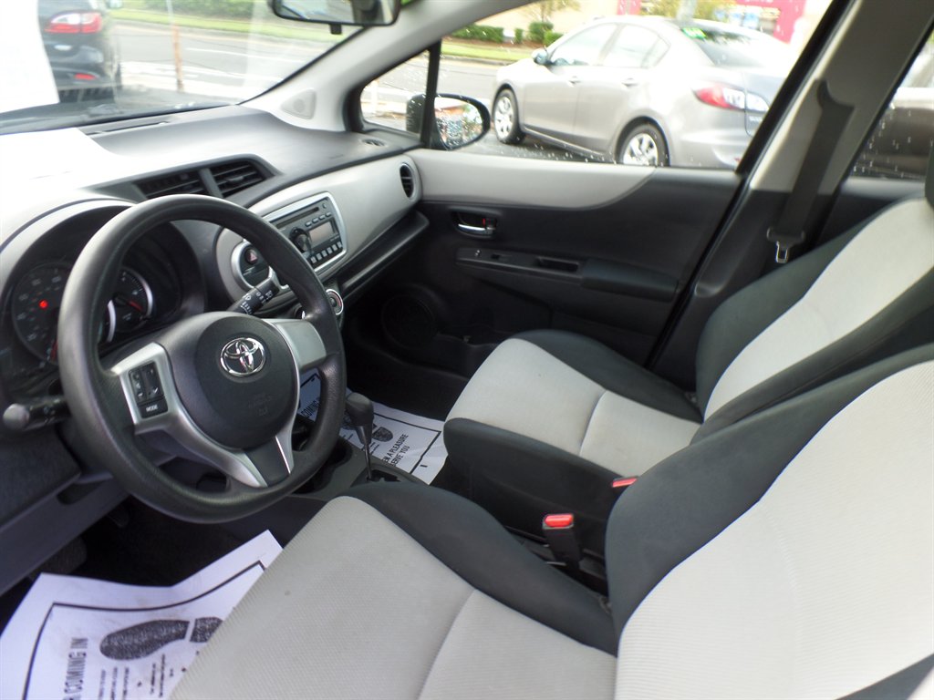 Toyota Yaris photo 11