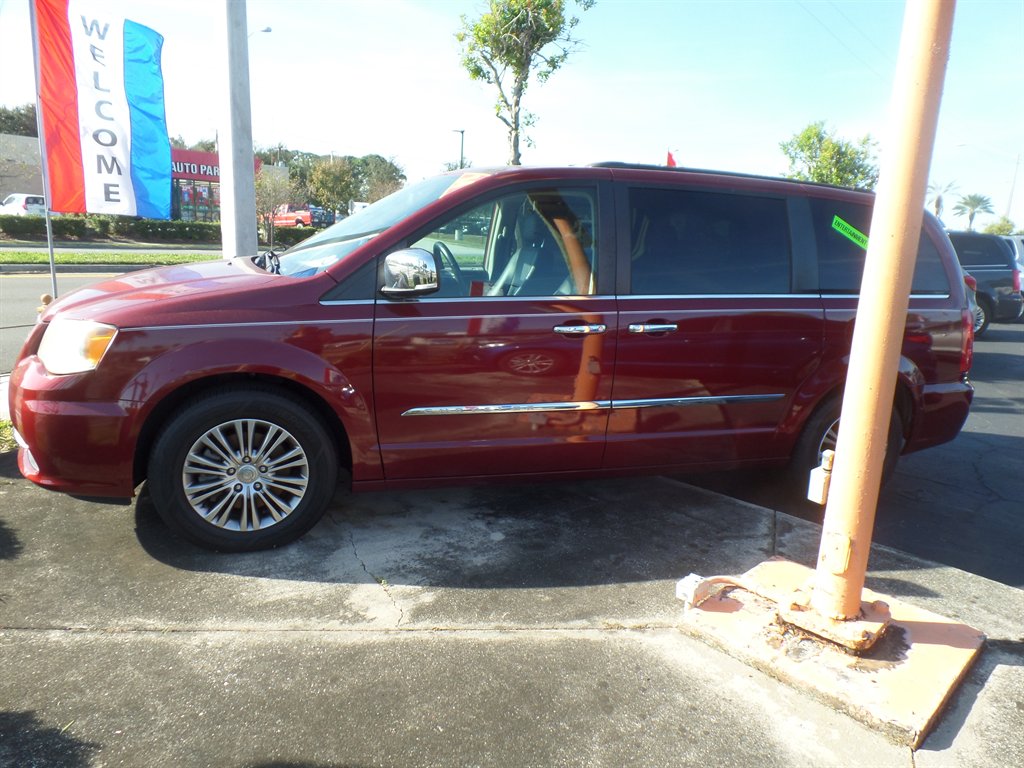 2014 Chrysler Town & Country Touring-L's photo