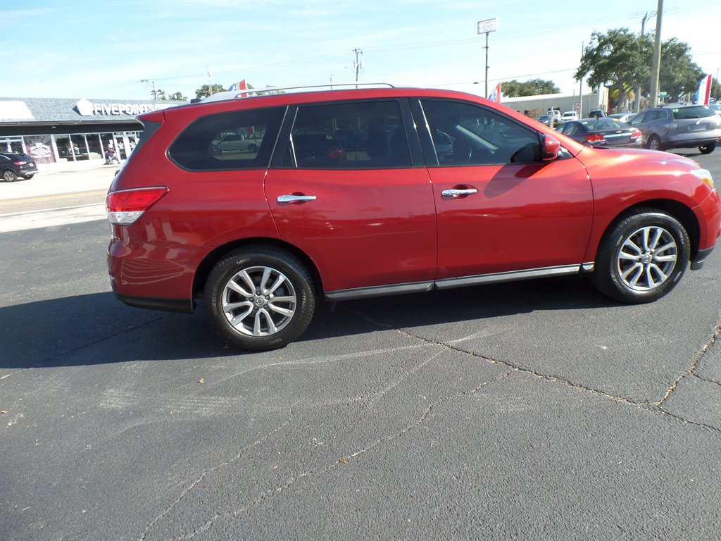 2016 Nissan Pathfinder SV's photo